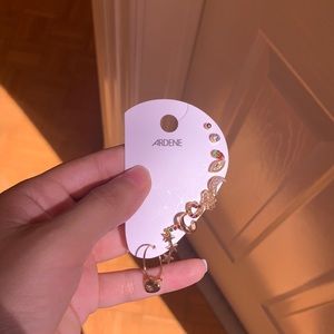 Hello! Im selling this earrings sets